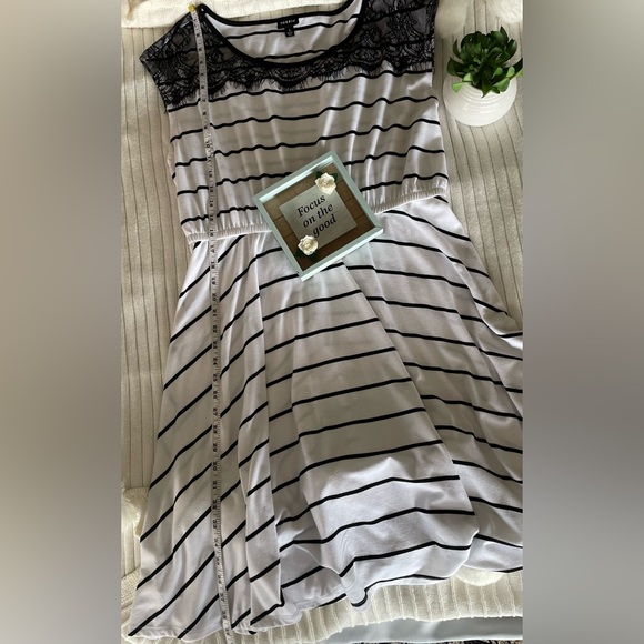 Torrid Size 1 (equivalent to a size 14/16) dress - Picture 6 of 7
